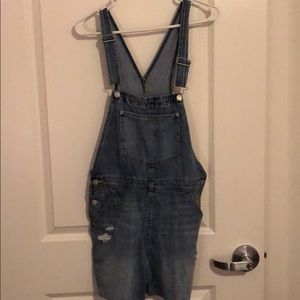 Gap raw hem jean short overalls